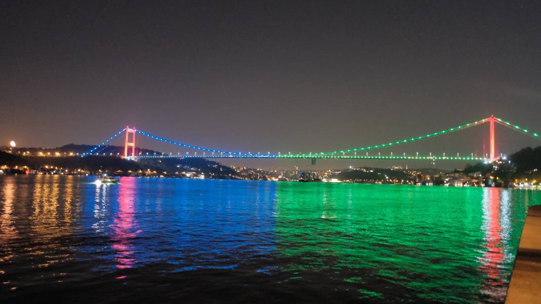 Köprüler Azerbaycan bayraklarının renkleri ile aydınlatıldı 3